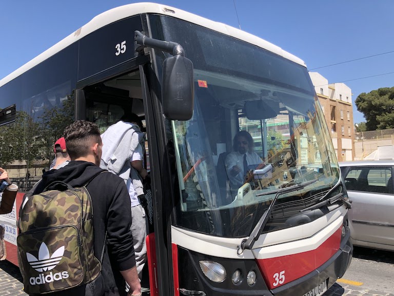 グラナダ市内行きバス