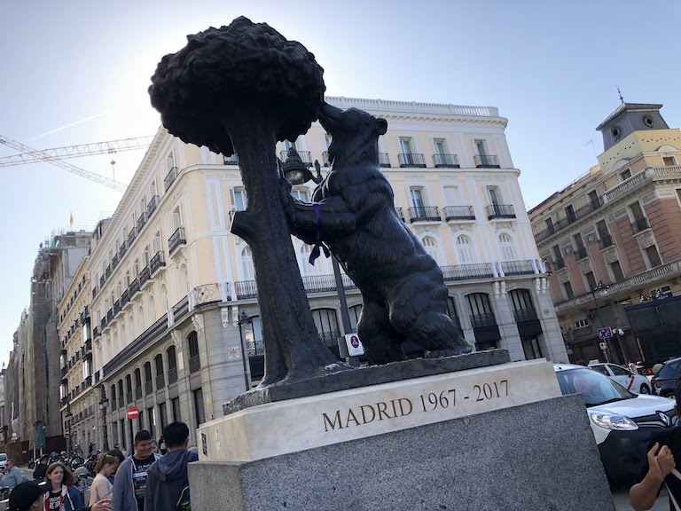 クマとイチゴノキ