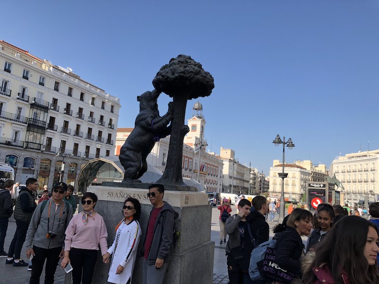 クマとイチゴノキ