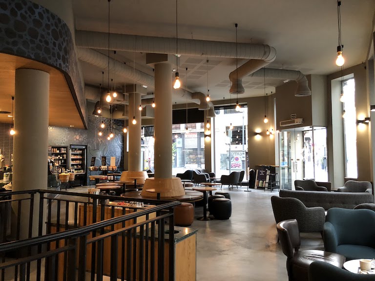 バレンシアのスタバ店内