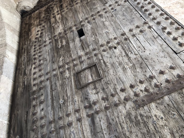 セラーノスの塔の重厚な扉