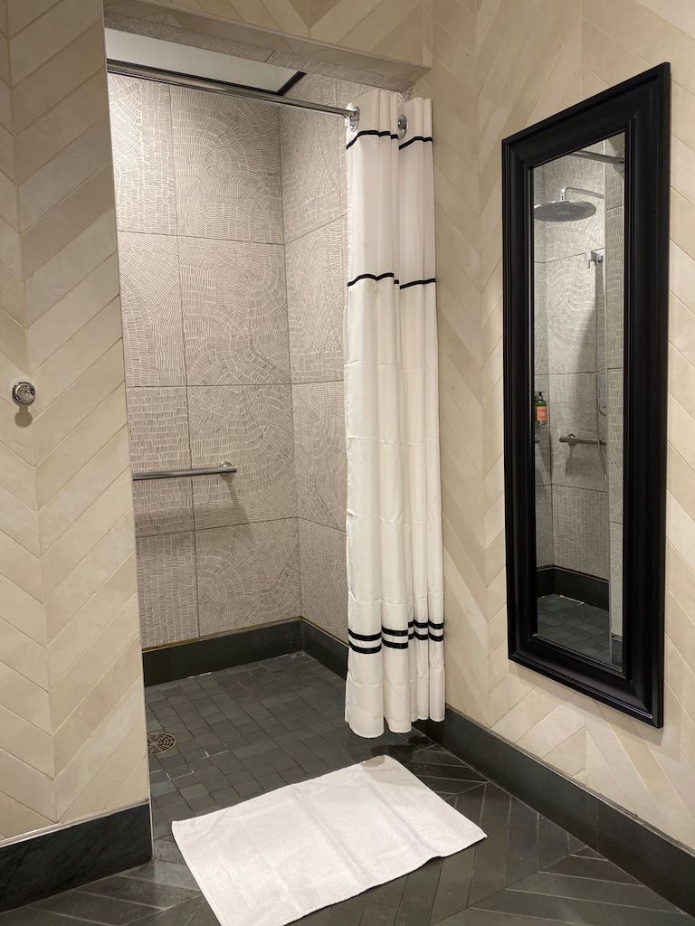 IAHセンチュリオンラウンジ シャワー