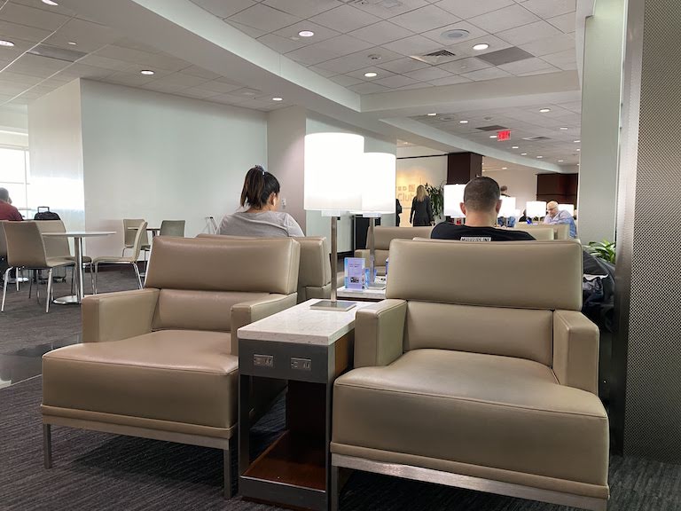 ヒューストン国際空港 ユナイテッドクラブ ソファ席