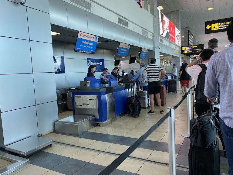 トクメン国際空港コパ航空カウンター