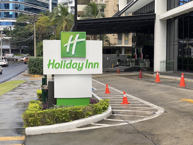 ホリデイ・イン・パナマ看板