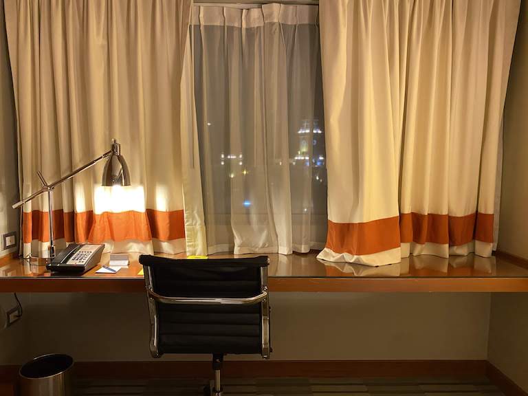 FourPoints Limaデスク