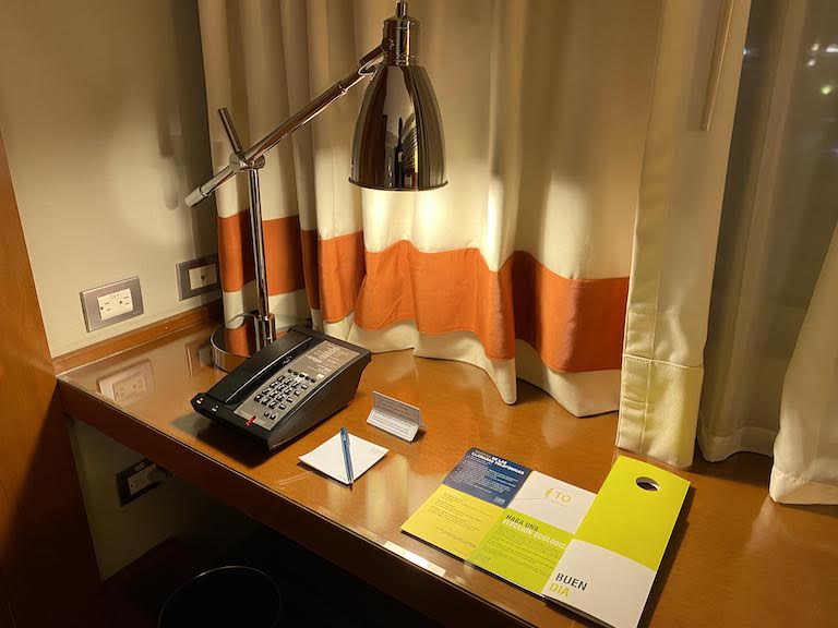 FourPoints Limaデスク