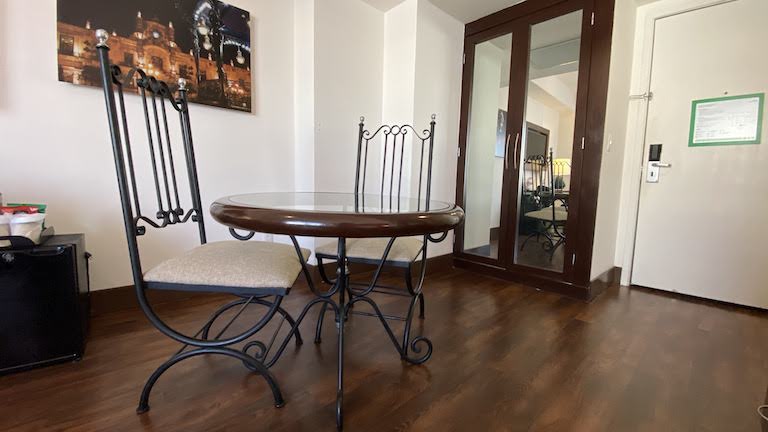 Holiday-Inn-Guadalajara テーブル