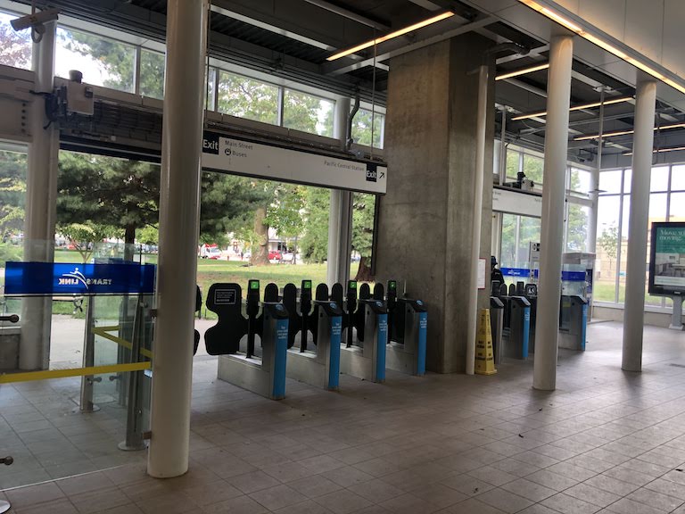 バンクーバー スカイトレイン駅