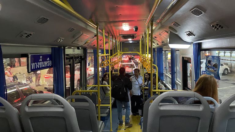 バンコクA1バス車内