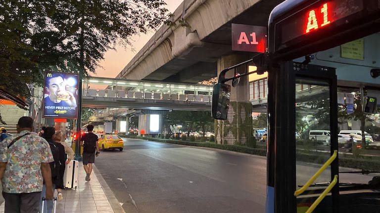 ドンムアン空港から市内　バス
