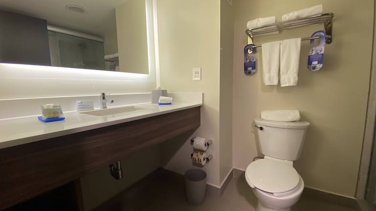 Holiday Inn Express Guadalajara Aeropuerto バスルーム