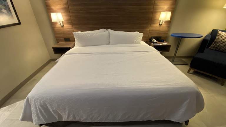 Holiday Inn Express Guadalajara Aeropuerto ベッド