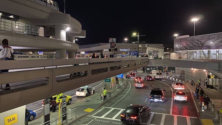 SFO ホテルシャトルバス停