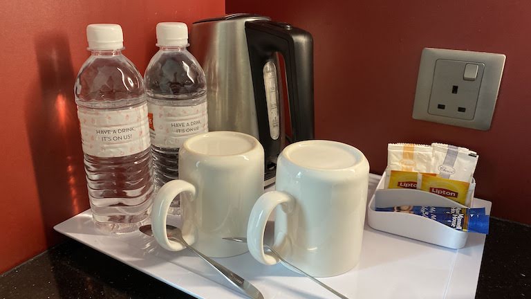 ibis KL 水とコーヒー