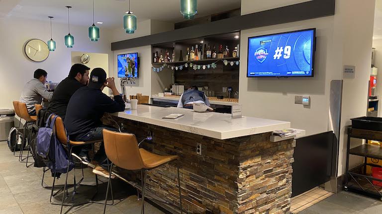 Alaska Lounge バーカウンター