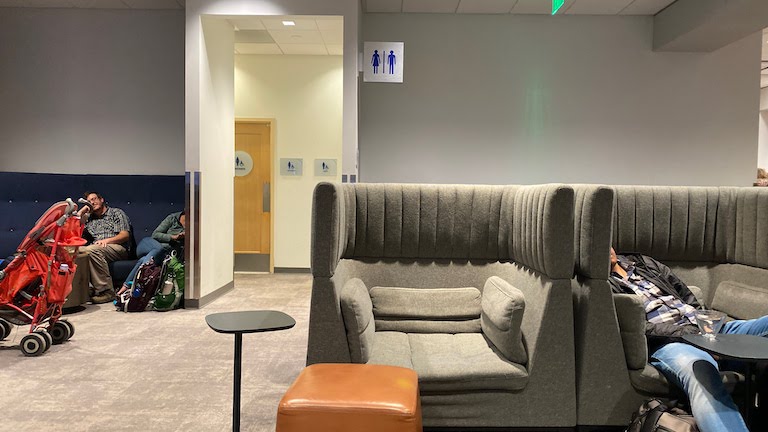 Alaska Lounge ソファ席