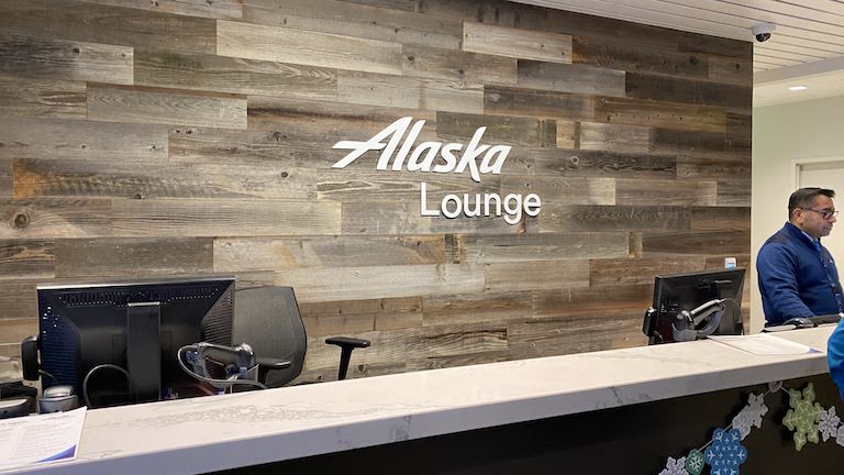 Alaska Lounge 受付