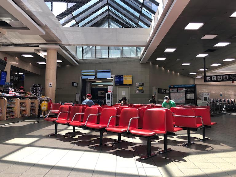 トロントバスターミナル待合室