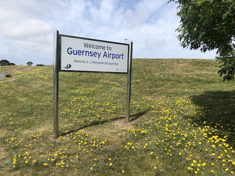 ガーンジー空港入り口