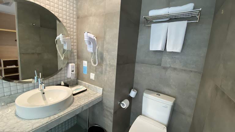 ホリデイインエクスプレスジャカルタワヒドハシム バスルーム