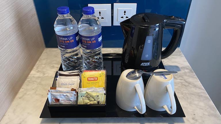 ホリデイインエクスプレスジャカルタワヒドハシム 水とコーヒー