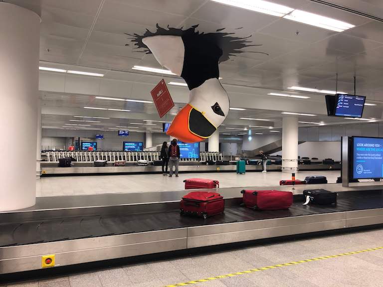 ケフラヴィーク国際空港 天井からパフィン