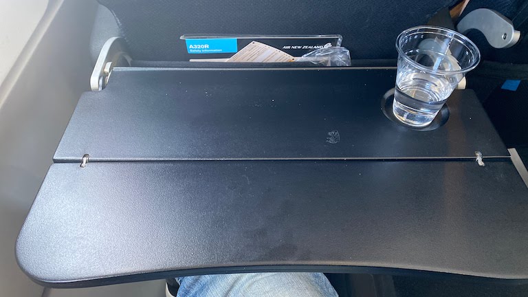 ニュージーランド航空 座席テーブル