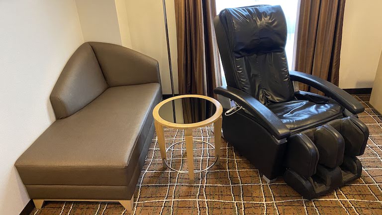 ダブルツリーバイヒルトン那覇 ソファ＆マッサージチェア