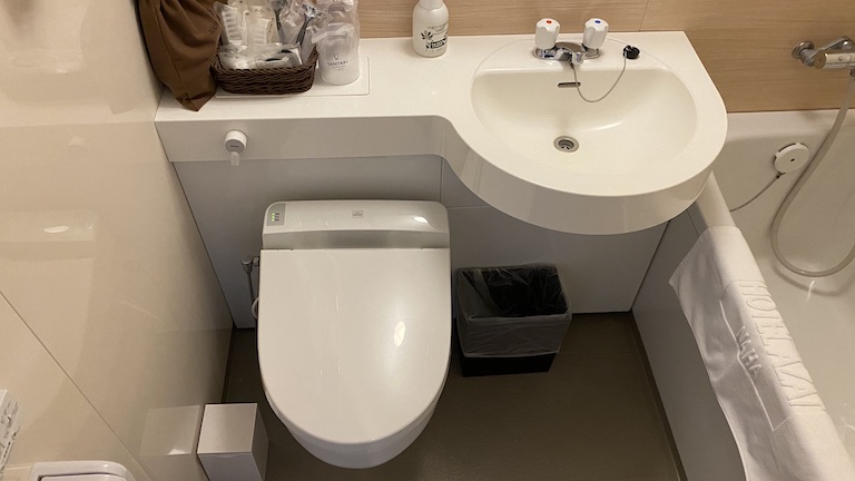 ホテルアザット那覇 シンク＆トイレ