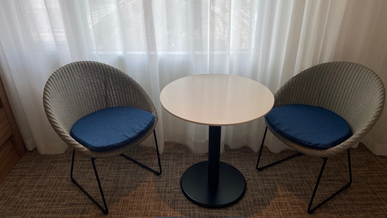 東急ステイ那覇 テーブル＆チェア