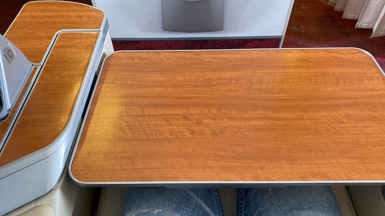 JAL国内線ファーストクラス テーブル